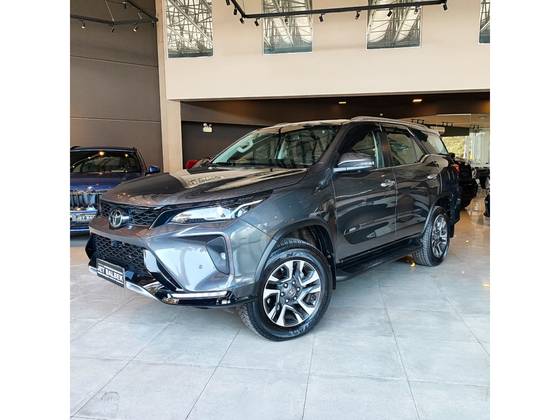 TOYOTA HILUX SW4 2.8 D-4D TURBO DIESEL SRX PLATINUM 7L 4X4 AUTOMÁTICO